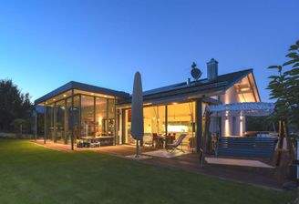 Hausansicht bei Nacht