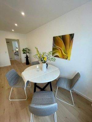 Essplatz mit viel Tageslicht