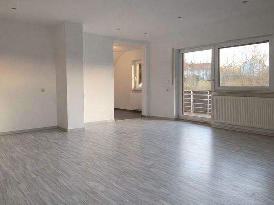 Blick zu Küche und Balkon