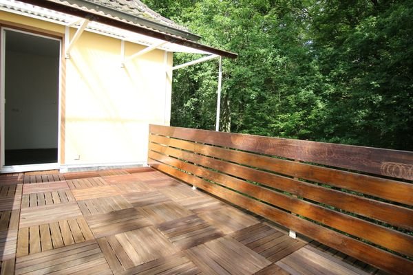 Balkon mit Ausblick zum Wald