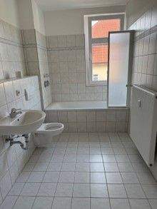 Bad mit Wanne und Fenster.jpg