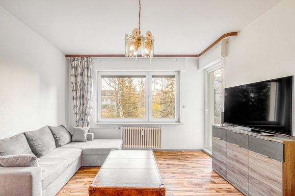 Wohnzimmer mit Süd-Balkon