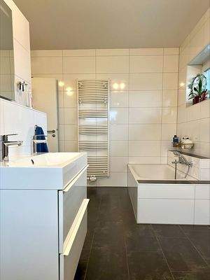 großzügiges Bad im OG