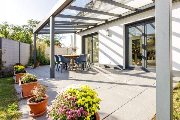 hochwertige Terrassenüberdachung mit Spots und Sonnenschutz.jpg