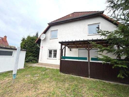 Hausansicht mit überdachter Terrasse