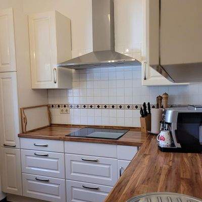 Küche mit Apothekerschrank