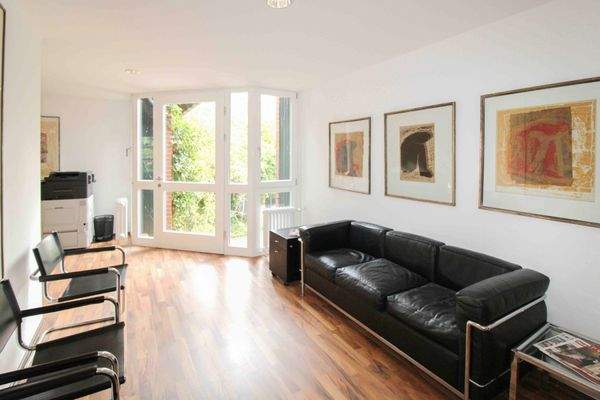 lichtdurchfluteter Wartebereich