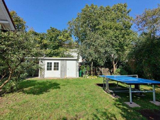 Garten mit Gartenhaus