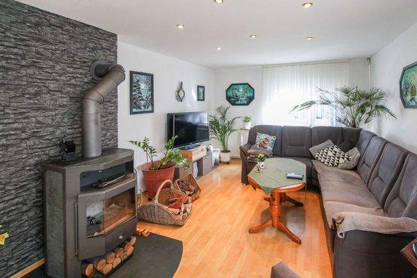 Helles Wohnzimmer mit Kamin