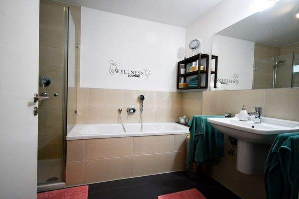 Badezimmer mit Badewanne