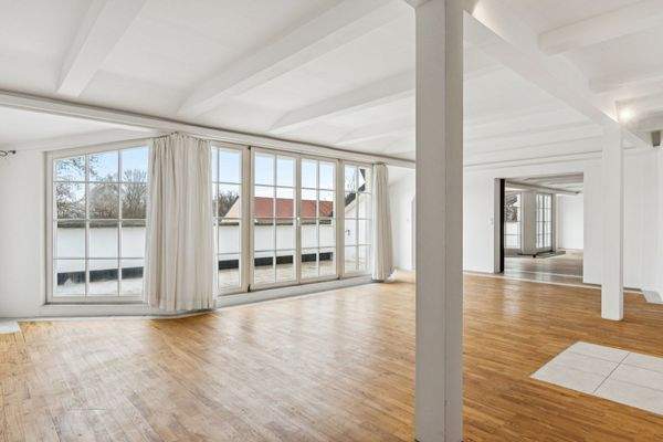 Lichtdurchflutetes Loft-Schlafzimmer