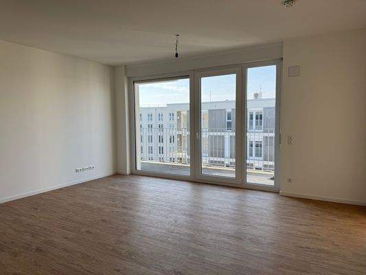 Helles Wohnzimmer mit Balkon