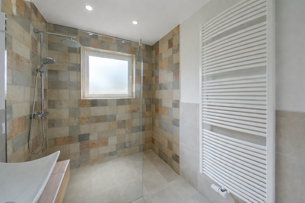 Badezimmer mit Tageslicht