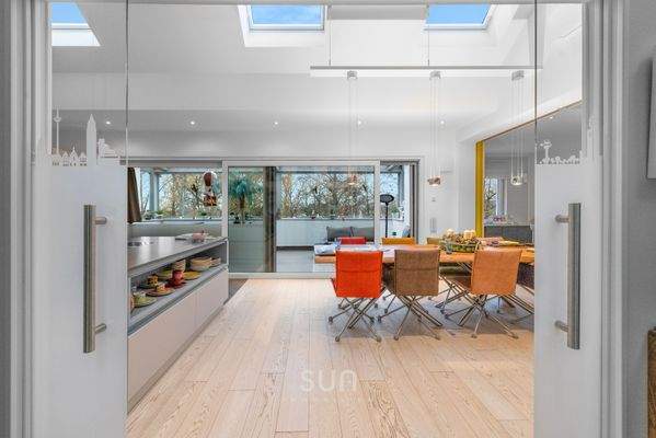 GALERIE MIT DACHFENSTER