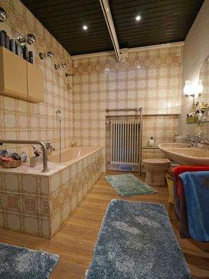 Bad mit Dusche und Wanne