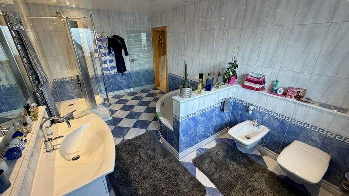 44 Badezimmer mit BD & WC
