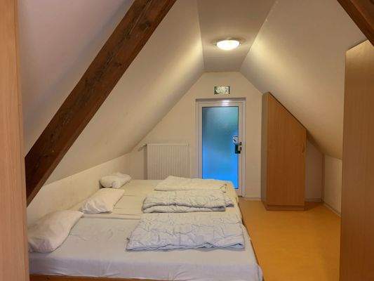 Schlafzimmer im Dachgeschoss.jpg