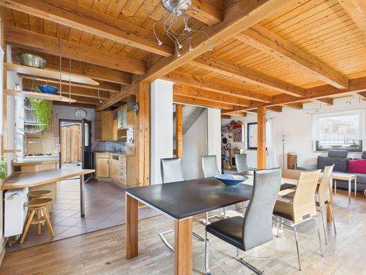 1. OG - Sicht zur Küche und Zugang zur Terrasse