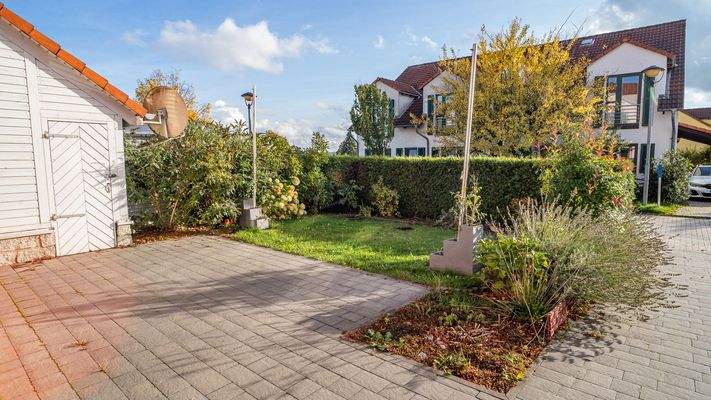 Vorgarten Terrasse.jpg