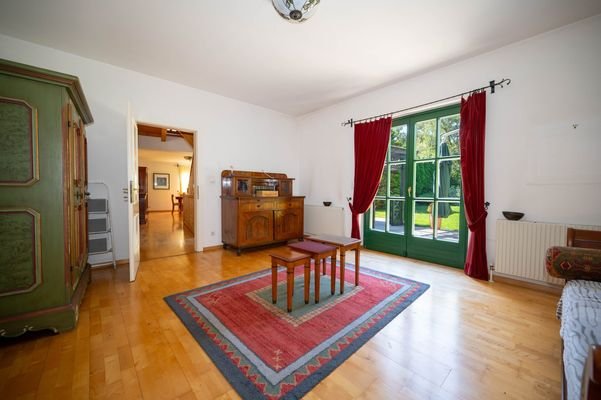 Elternschlafzimmer mit Zugang zu Terrasse und Garten