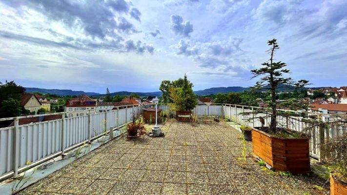 die riesige Dachterrasse