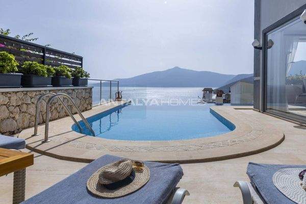 House with Pool Close to Beach in Kalkan