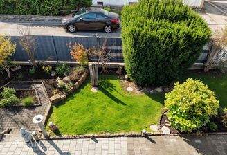 Hof I - (KI generiert)