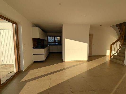 Blick zur halboffenen Küche