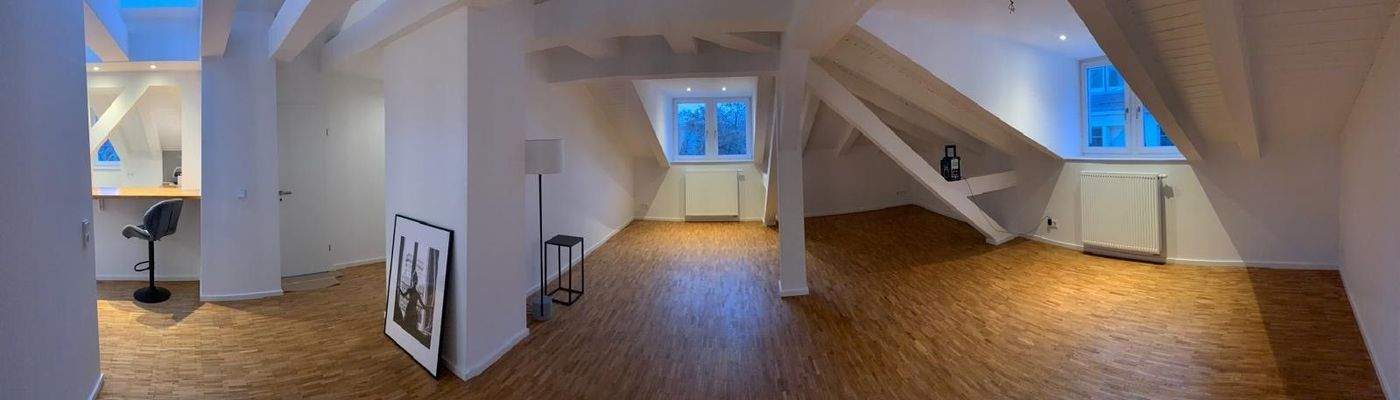 Wohn- &amp; Essbereich mit halboffener Wohnküche