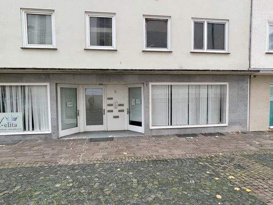 Fassade mit großen Fenstern