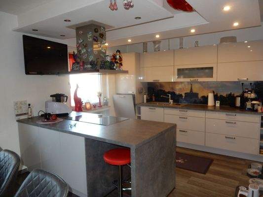 Hochwertige Einbauküche mit Kochinsel und Elektrogeräten inklusive