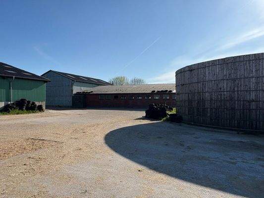 Stall I Hauptgebäude Güllebehälter 