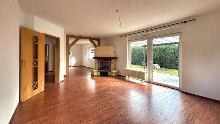 Wohnzimmer mit Kamin EG