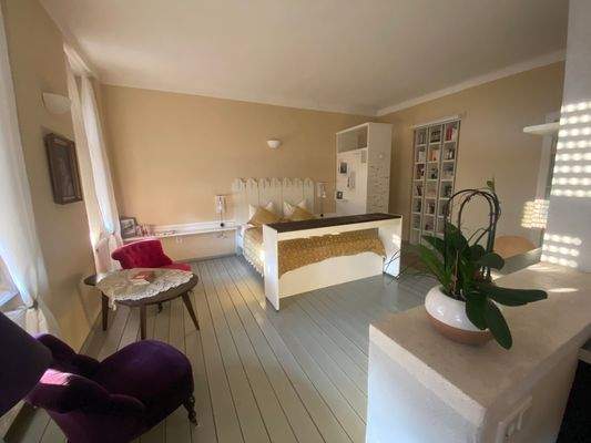 Der Wohnbereich und das Bett