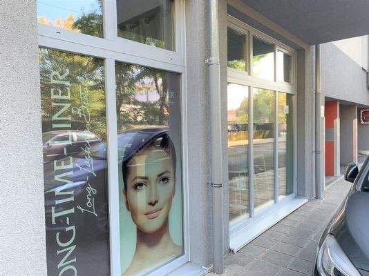 Schaufenster mit Werbemöglichkeit