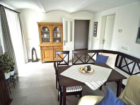 Wohnzimmer mit Ausblick und Ausgang auf die Terrasse