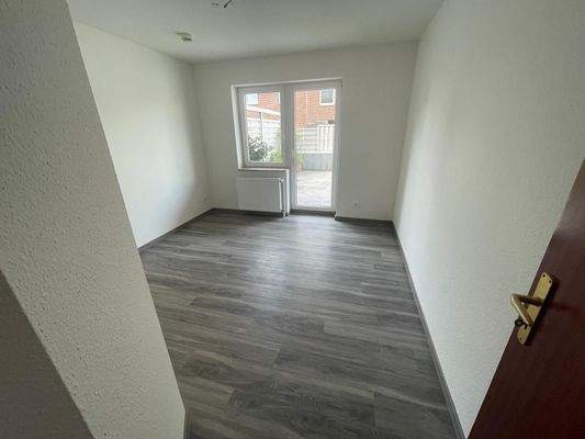 Helles Wohnzimmer mit Fenster