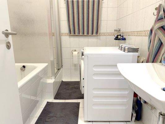 hell geflieste Bad mit Wanne + Dusche,