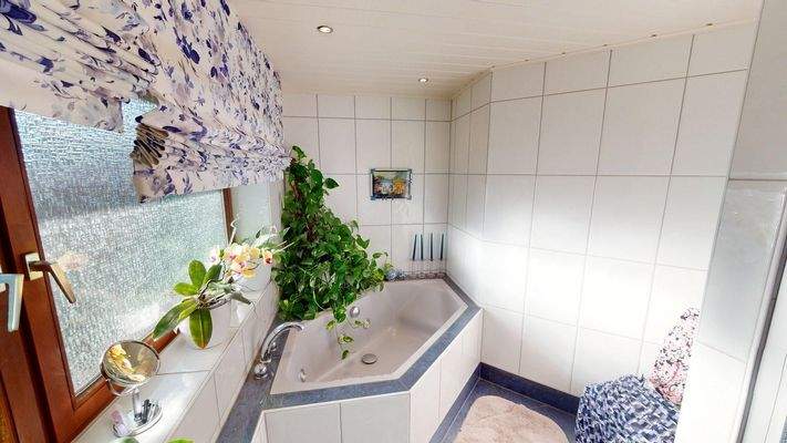 Tageslichtbad mit Whirlpoolwanne