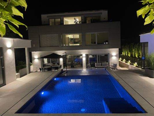 Aussenterrasse mit Pool.JPG