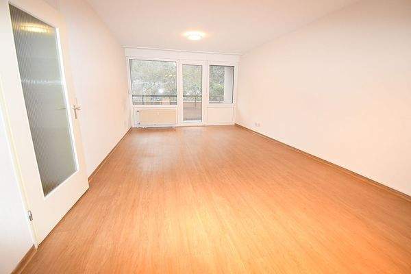 Wohnzimmer mit Balkon.jpg