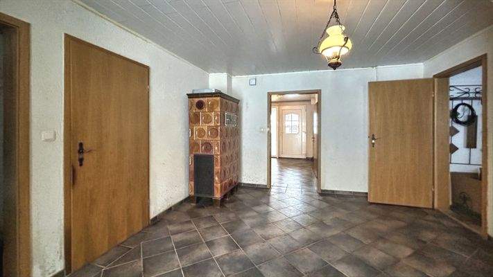 Treppenflur / Diele mit Kachelofen EG