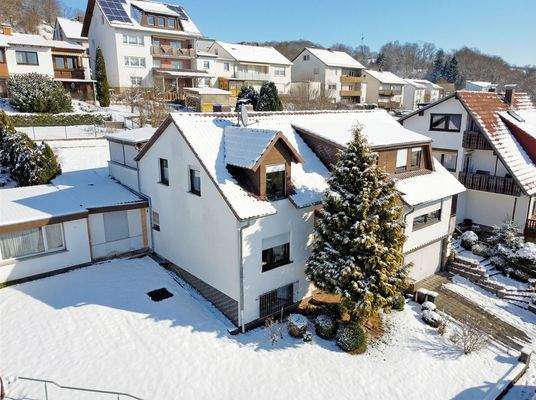 Blick auf das großzügige Dreifamilienhaus