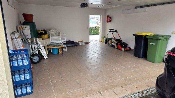 Doppelgarage mit elektr. Tor