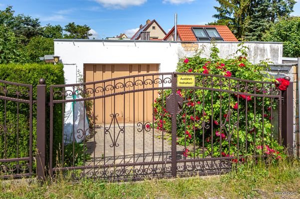 Massive Garage mit Schwingtor