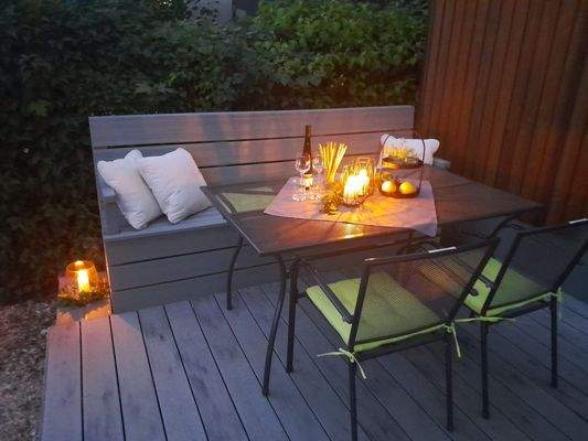 Terrasse am Abend mit zusätzlicher Sitzgelegenheit