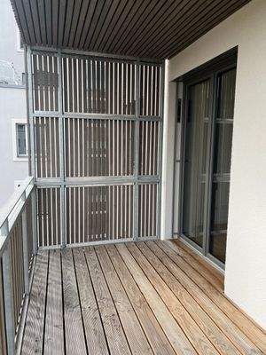 Balkon mit Holzboden