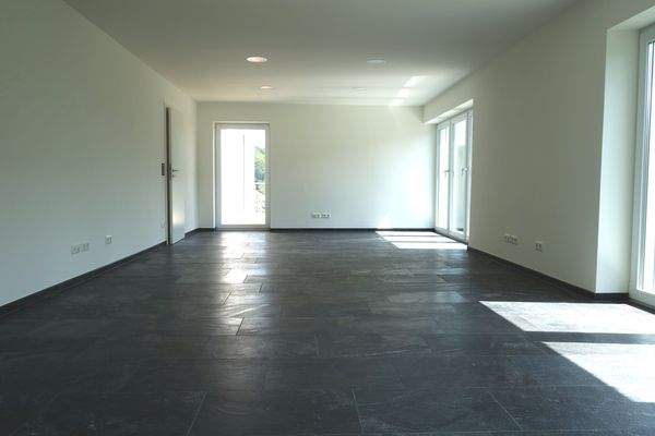 Wohnzimmer mit bodentiefen Fenstern