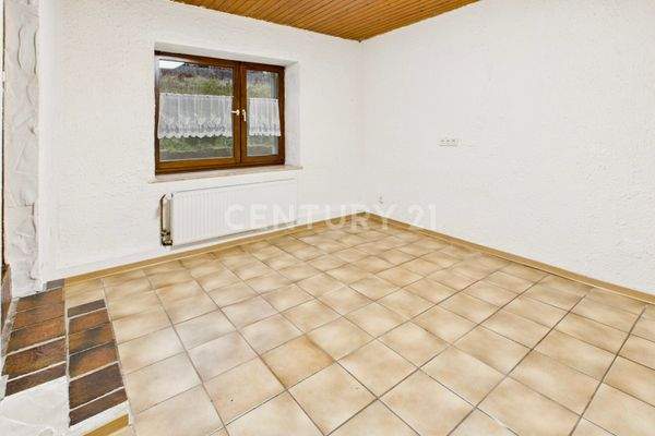 Wohnzimmer EG – freundliche Fensteransicht