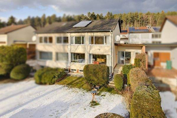 Hausansicht  mit Garten